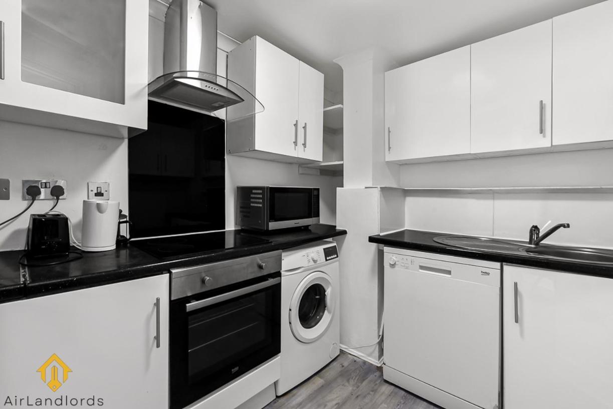 Charming River View 3 Bedroom In The Heart Of Appartamento Londra
